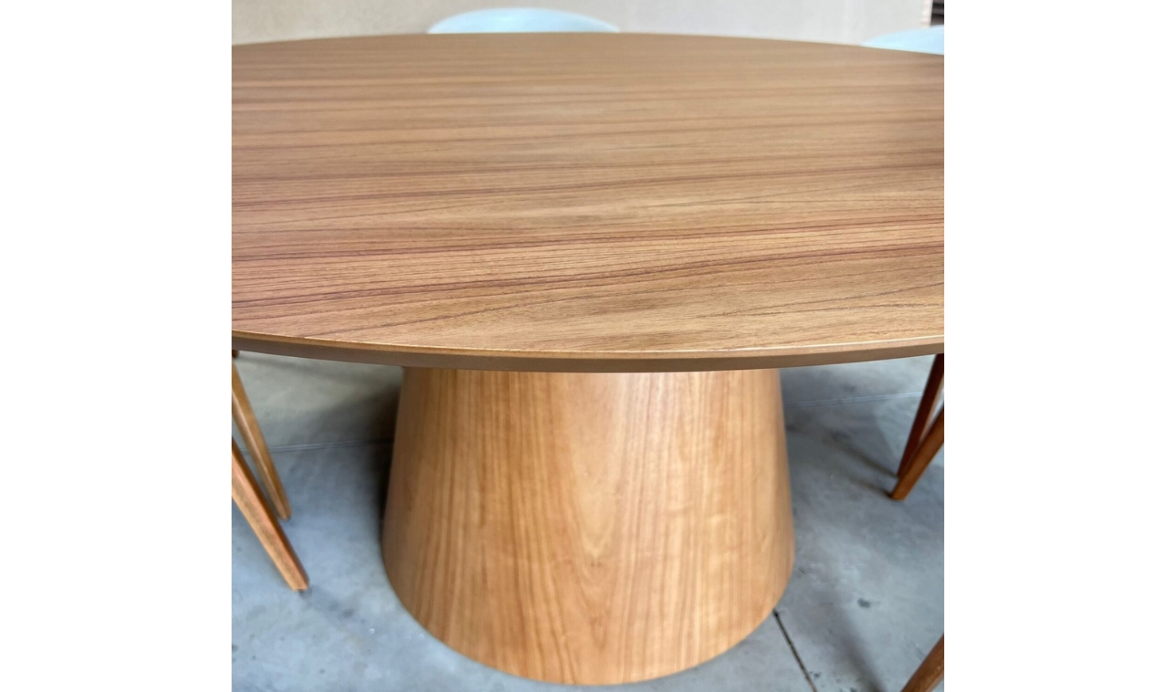 Mesa de jantar Cônica